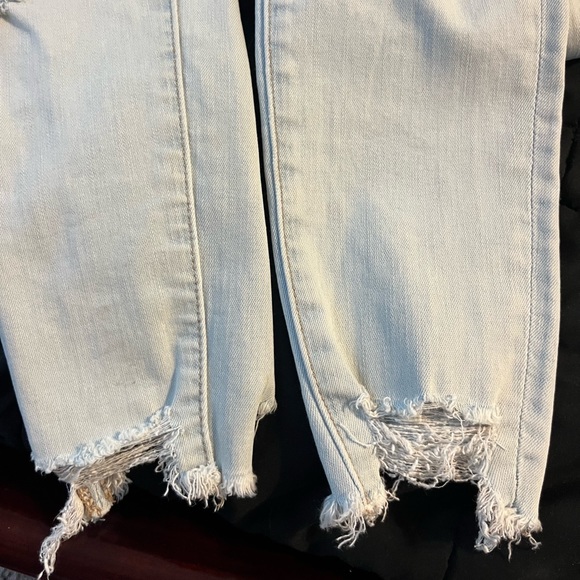 american eagle light wash very ripped skinny jeans! - Picture 9 of 12